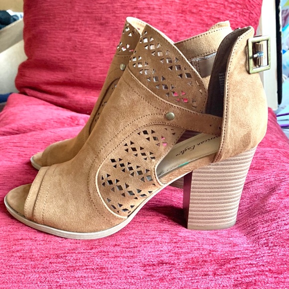 Shoes - ⚡️SALE NWT Heels